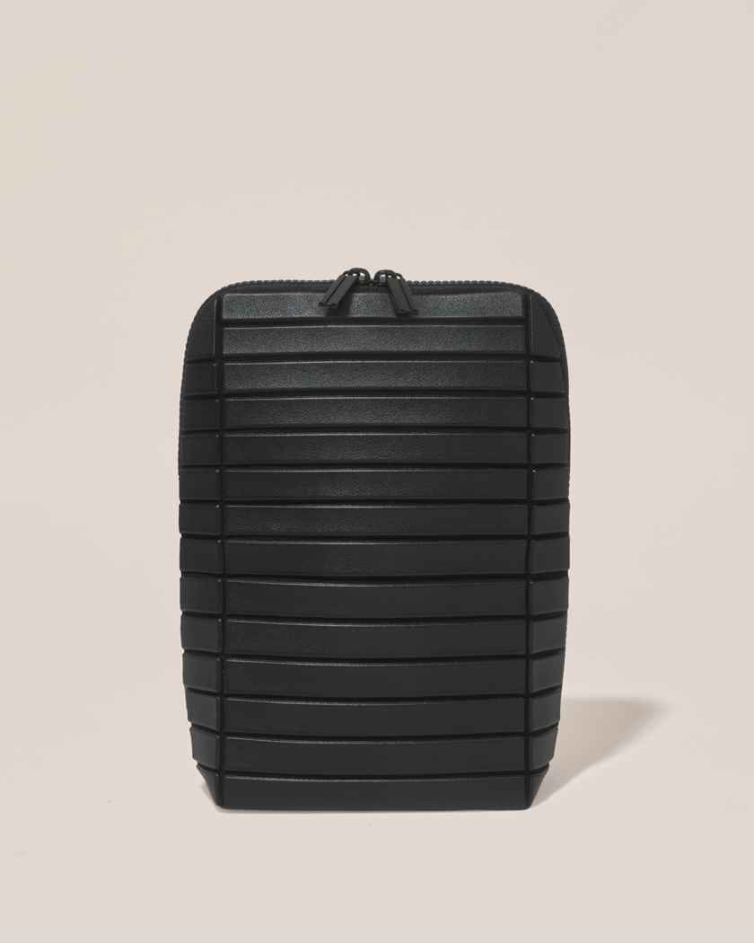 Closed Parallelle Onyx (black) Brush Traveller makeup bag with structured horizontal bar design