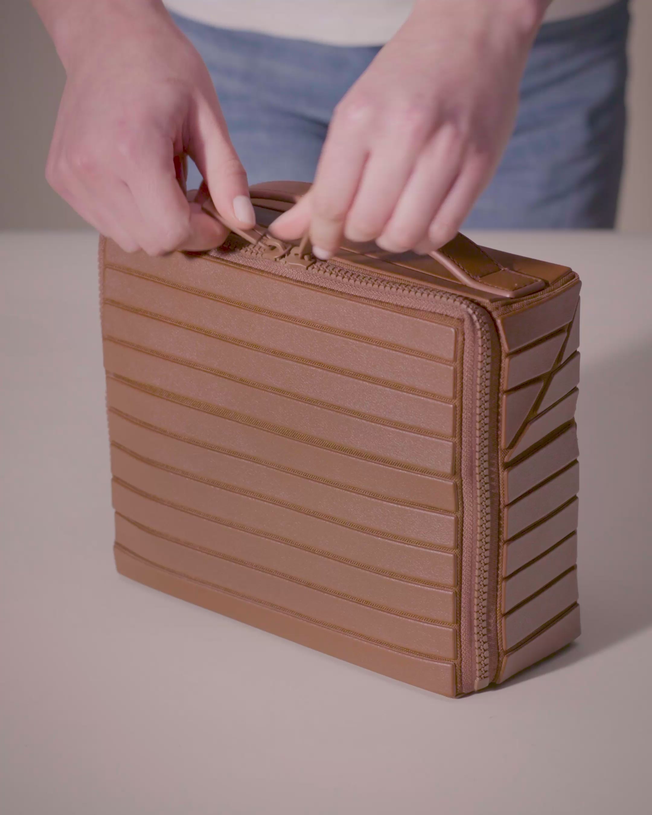 Parallelle Vicuna Kit shown being opened with its fold-open design and accordion expansion feature